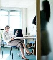 Hòa đồng” với đồng nghiệp không đáng tin cậy