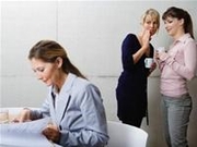 Tìm: Bạn có thích “buôn chuyện” ở công sở?